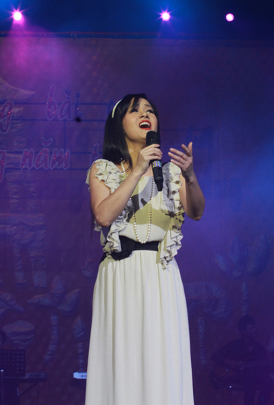 Hồng Nhung hát về người mẹ như đang kể lại câu chuyện của chính mình.
