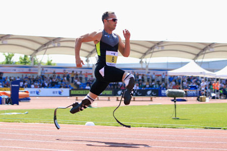 VĐV điền kinh ngườ Nam Phi, Oscar Pistorius gây chú ý tại Olympic London bởi anh bị mất cả hai chân.