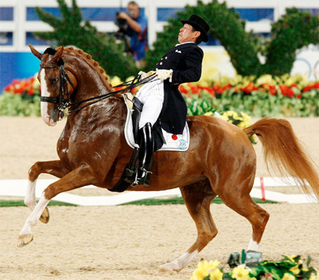 Olympic London là lần thứ ba VĐV đua ngựa Hiroshi Hoketsu có mặt.