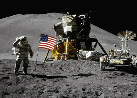Quốc kỳ Mỹ được cắm trong chuyến đổ bộ của tàu Apollo 15 vào năm 1971. Ảnh: NASA.