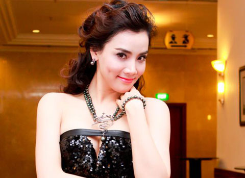 Trang Nhung xuất hiện với vẻ đẹp tươi trẻ và mơn mởn. Cô được chọn làm người đại diện hình ảnh cho một thương hiệu trang sức.