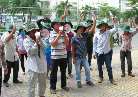 Ngày 11/8, hàng chục nông dân tiếp tục dùng loa phóng thanh chĩa vào biệt thự của đại gia Diệu Hiền để đòi nợ. Đây là tuần thứ hai chủ nợ bán cá cho Công ty Bình An