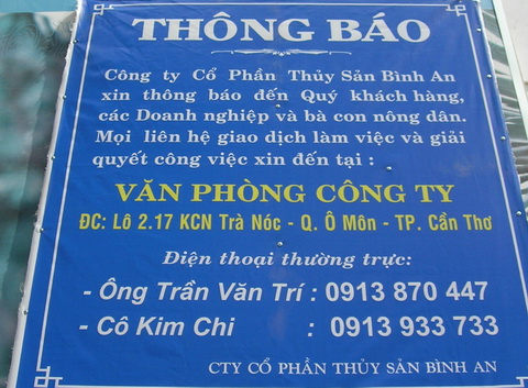 Trước nhà bà Hiền có thông báo hướng dẫn nông dân đến Công ty Bình An liên hệ công việc. Trong đó có kèm cả số điện thoại của ông Trí và nhân viên Bianfishco.