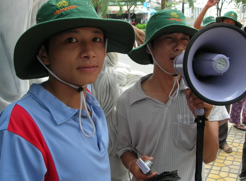 Anh thanh niên này mang theo cả máy ảnh để chụp hình mọi động thái của gia đình bà Diệu Hiền. Nửa năm trước hình ảnh này đã xuất hiện trước đám cưới của con trai bà Hiền hai ngày. Giờ đây nông dân tiếp tục làm giữ trong lúc ông Trí tất bật lo tiền trả nợ còn con dâu của gia đình này là MC Quỳnh Chi vừa vượt cạn, sinh cho vợ chồng ông Trí cháu nội trai.