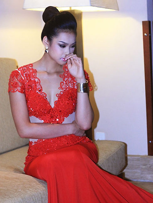 Vương Thu Phương mặc đẹp, diễn mặt buồn cho phóng viên chụp hình trước khi ra sân khấu xem đêm chung kết Hoa hậu Việt Nam 2012