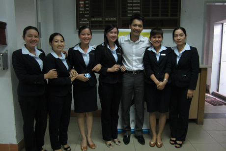 Tân chủ tịch Trần Hùng Huy chụp ảnh cùng các nhân viên ACB. Ảnh: FB.