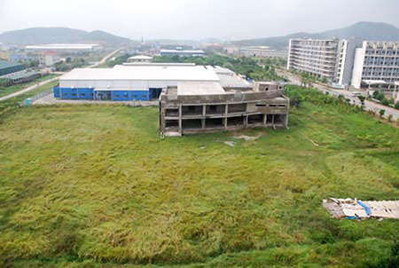 Nhiều dự án đầu tư chậm triển khai dẫn đến tình trạng đất để hoang (ảnh chụp trong KCN Quế Võ, Bắc Ninh).  