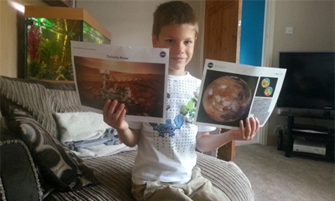 Chân dung cậu bé 7 tuổi bên cạnh món quà mà NASA gửi tặng