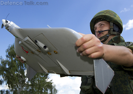Binh sĩ Nga đang vận hành UAV trinh sát cá nhân Grusha