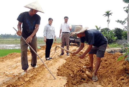 Người dân xã Quang Trung (An Lão, Hải Phòng) tự nguyện hiến đất làm đường giao thông nông thôn. 