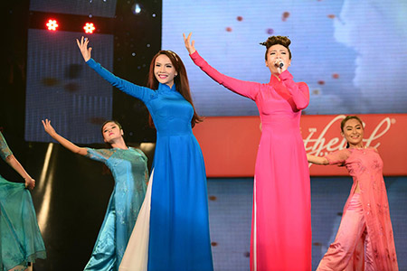 Chị em “Song Yến” tái xuất với tà áo dài Việt Nam