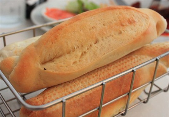 Bánh mì ăn kèm đặc ruột với hương thơm thoang thoảng của bơ rất hấp dẫn.