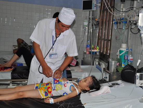 Một bé gái bị ngộ độc sau khi ăn bánh mì của cơ sở Thiện & Tín, tại Bệnh viện Sản Nhi Phú Yên ngày 30.6