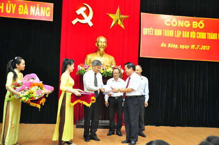 Ông Trần Thọ-Phó Bí thư, Phụ trách Thành uỷ Đà Nẵng tặng hoa cho lãnh đạo Ban Nội chính Thành uỷ.