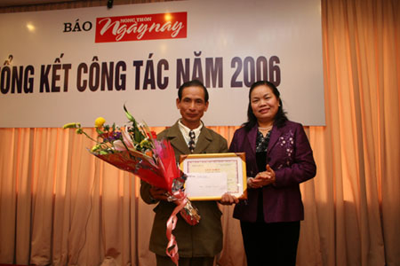 Ông Nguyễn Hùng Giang được trao giải Nhất trong đợt thăm dò ý kiến bạn đọc năm 2006 của Báo NTNN.