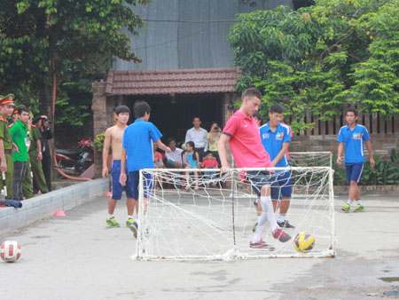 Trung vệ Laurent Koscielny đá bóng trên đường chạy qua khách sạn Intercontinental. Ảnh Xuân Lực