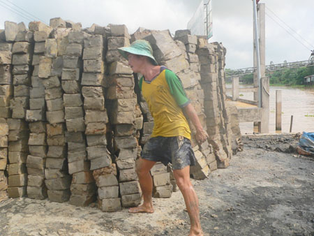 Hàng ngàn lao động đang lo sốt vó vì nguy cơ thất nghiệp đang cận kề.