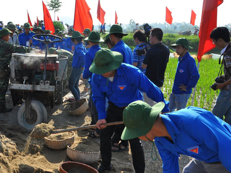 Các lực lượng tình nguyện tham gia  xây dựng “Đường thanh niên nông thôn”  tại xã Phùng Xá (Thạch Thất, Hà Nội).