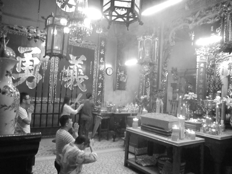 Đầu năm dân Sài Gòn đội nắng xin quẻ ở máy nhả xăm tự động trong chùa