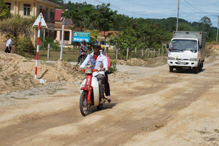 Đoạn đường qua trung tâm xã Tam Đại mới đưa vào sử dụng đã hư hỏng nặng.  