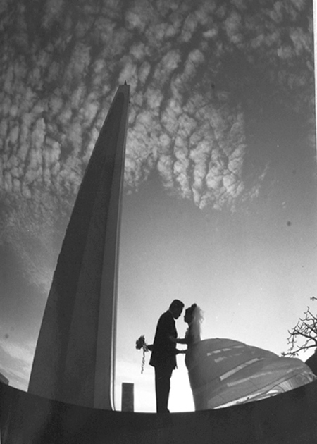 Chụp ảnh cưới dưới tượng đài liệt sĩ  