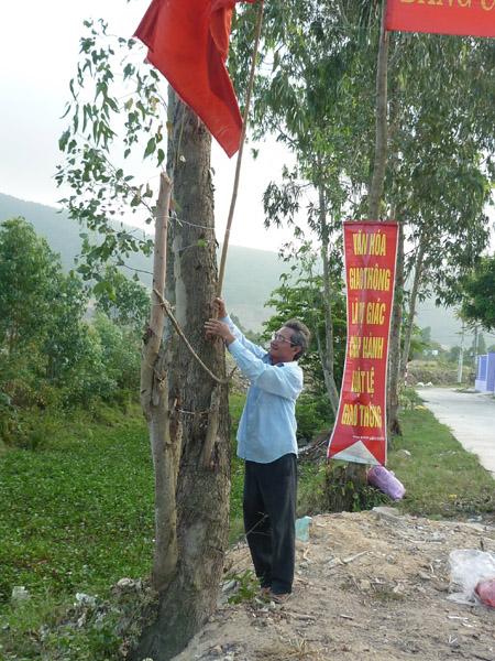 Ông Hùng chăm chút cảnh quan đầu hẻm.  