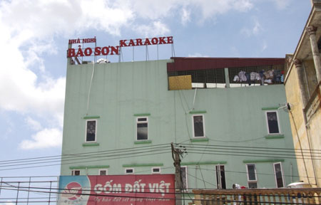 Karaoke Bảo Sơn nơi T và nhóm bạn vào vui chơi.