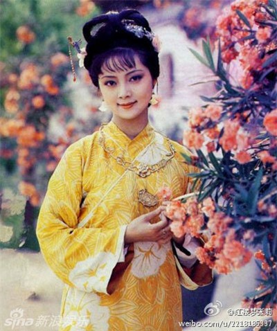Trương Lợi vai Tiết Bảo Thoa trong Hồng lâu mộng.