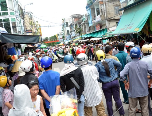 Hàng trăm tiểu thương TP Quảng Ngãi xôn xao trước cái chết hy hữu của nữ giúp việc trẻ tuổi. Ảnh: Trí Tín.