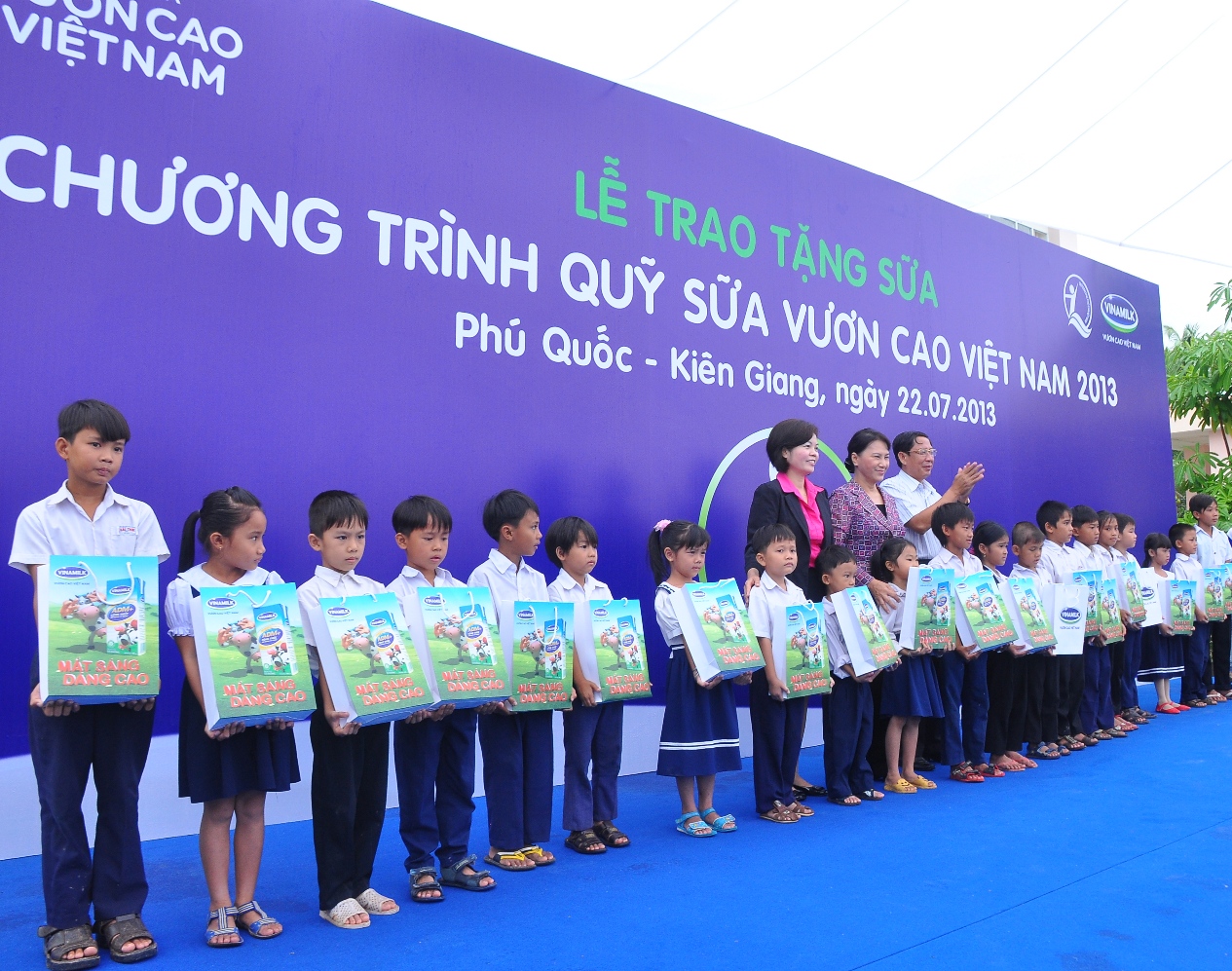 Phó chủ tịch Quốc hội Nguyễn Thị Kim Ngân trao tặng sữa cho các cháu