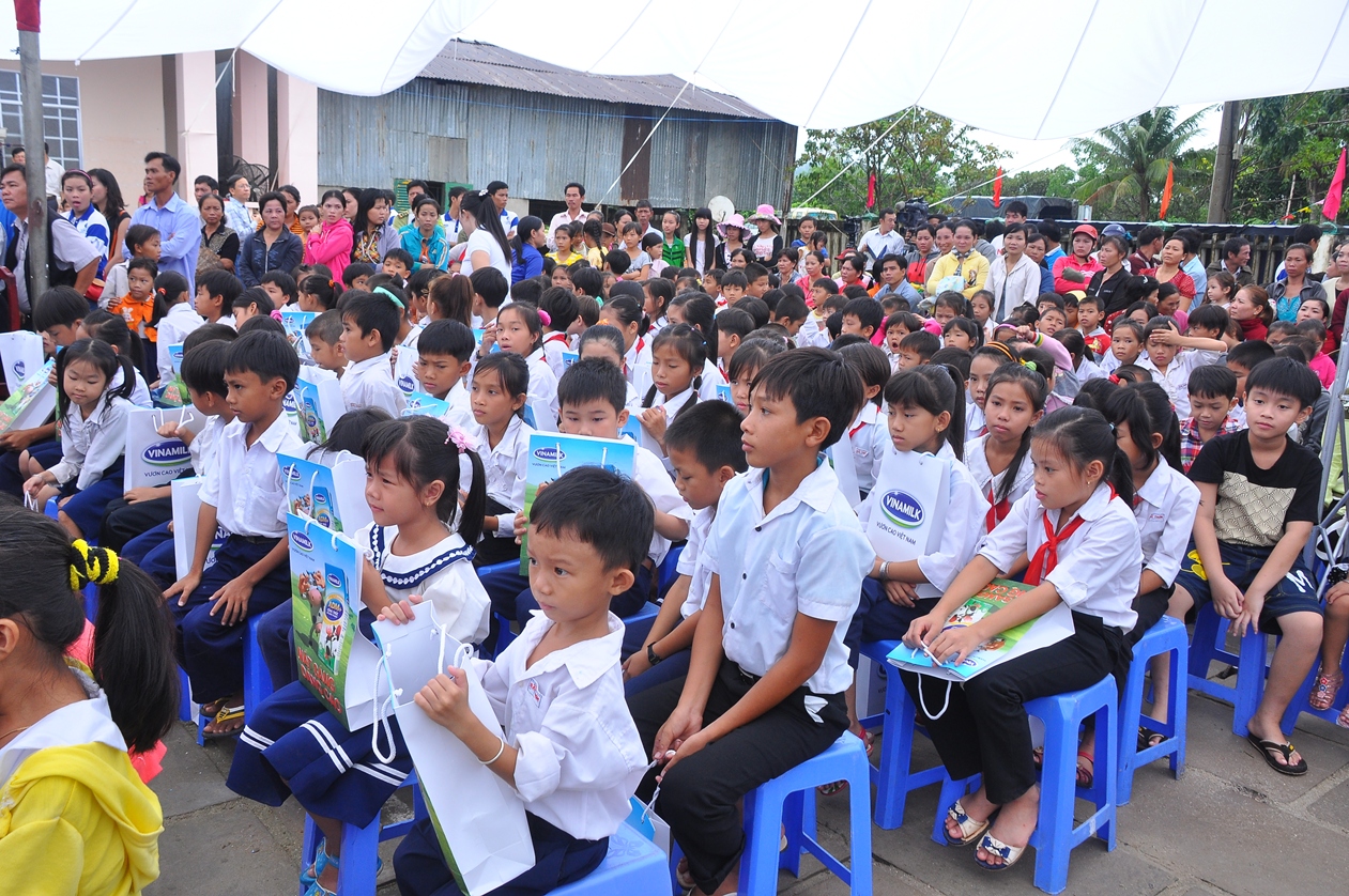 Quang cảnh buổi lễ trao tặng sữa