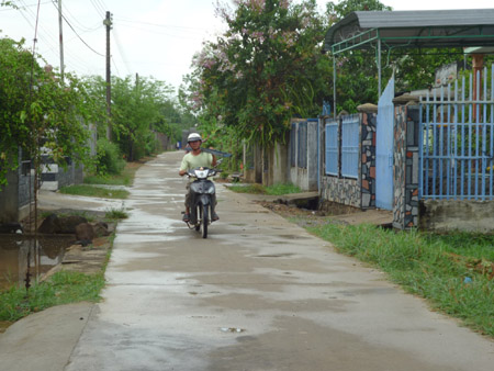 Một con đường bằng bê tông mới được đưa vào sử dụng từ đầu năm 2013.