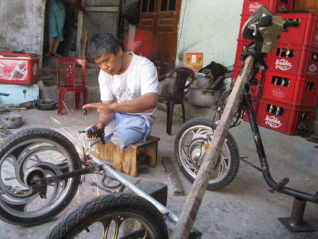 Thương binh nặng Đinh Văn Cảnh đang làm việc tại xưởng cơ khí của mình.