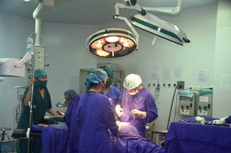  Tiến sỹ Hoàng Gia Du cùng các bác sỹ bệnh viện tỉnh thực hiện ca mổ cột sống cho chị Anh.
