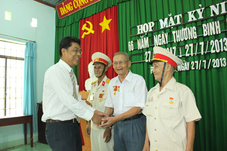 Ông Lâm Phúc - Trưởng Ban Đối ngoại Công ty CPHH Vedan Viêt Nam trao quà cho các gia đình chính sách tại huyện Long Thành, tỉnh Đồng Nai 