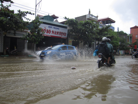 Xe máy vượt lũ trong mưa ở TP.Sơn La