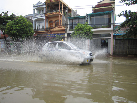 Nước ngập lênh láng tuyến đường Trường Chinh (phường Quyết Thắng, TP.Sơn La), khu vực ngã ba Quyết Thắng nước sâu tới 60cm.