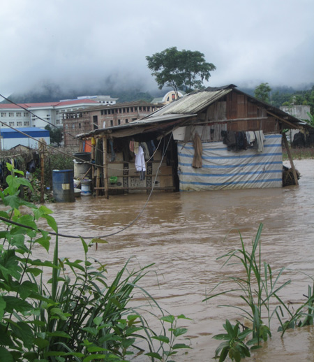 Một số hộ dân sống bên suối bản Buổn phường Chiềng Cơi đã bị ngập nước