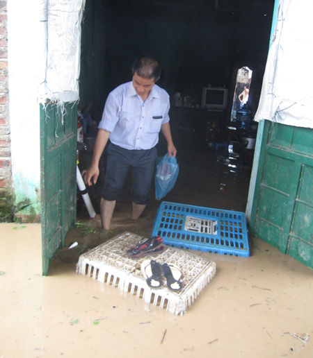 Một hộ dân ở phường Quyết Thắng bị nước ngập vào nhà phải di chuyển đồ đạc