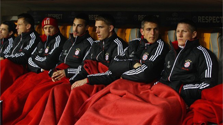 Bastian Schweinsteiger (ngoài cùng bên phải) ngồi dự bị trận gặp Dortmund