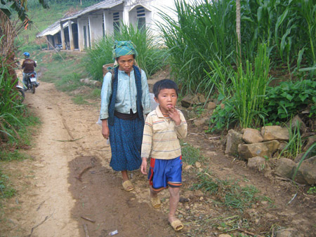 Phần lớn lao động chính đã vượt biên sang Trung Quốc làm ăn, giờ ở Tát Ngà chỉ còn người già và trẻ nhỏ.