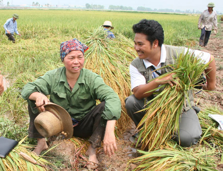 Nhà báo Hoàng Sơn trên đường tác nghiệp.     