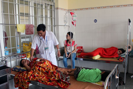 Điều trị cho các bệnh nhân sốt xuất huyết tại Phú Yên.   