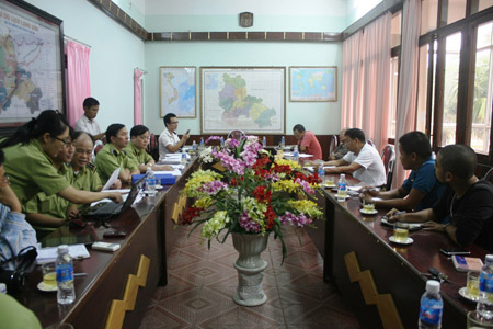 Buổi làm việc giữa Chi cục QLTT tỉnh Lạng Sơn và đại diện chủ lô hàng 4 tấn cá tầm bị bắt giữ và tiêu hủy.