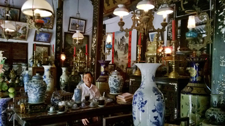 Ông Sáu Khánh trong “bảo tàng” nhỏ của mình.
