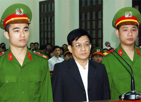 Ảnh:Lê Văn Hiền- nguyên Chủ tịch UBND huyện tại phiên tòa sơ thẩm