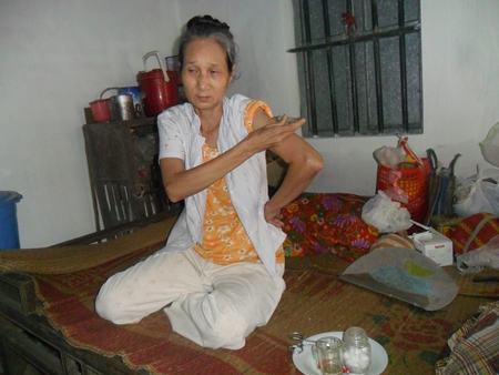 Bà Lưu Thị Lịch đang tự tiêm thuốc