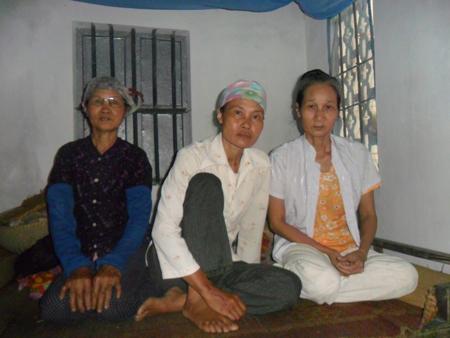 Ba chị em bà Nghiên, bà Út, bà Lịch (từ trái sang) trong căn nhà tuềnh toàng