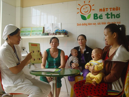 Các bà mẹ đang được tư vấn nuôi con bằng sữa mẹ tại phòng tư vấn dinh dưỡng Mặt trời bé thơ.  