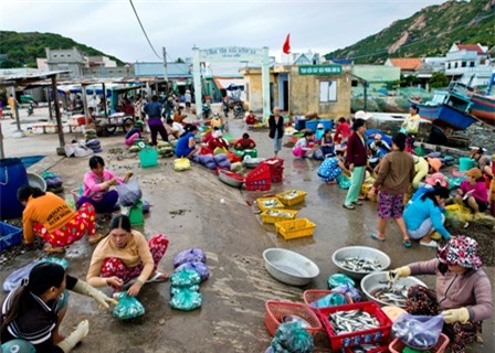 Phiên chợ thường ngày trên đảo nhỏ.